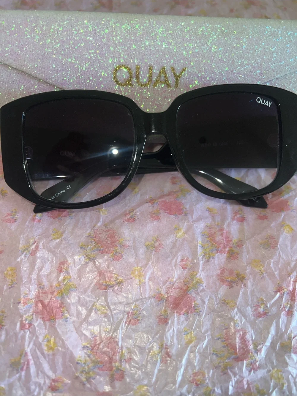 QUAY 🎀💕WHO IS SHE  Oversized Black Gradient Lens Sunglasses 🕶️ 🤍🩷